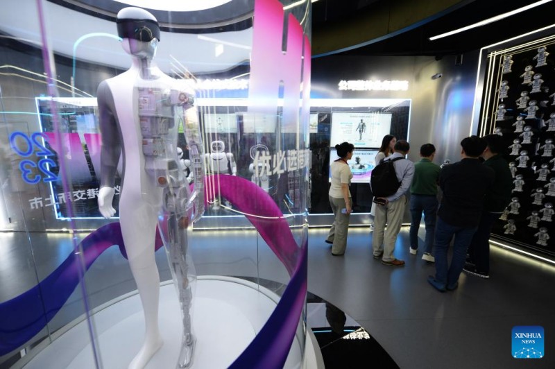 Η παραγωγ? ρομπ?τ στην επαρχ?α Γκουανγκντ?νγκ ξεπ?ρασε τι? 240.000 μον?δε? το 2024