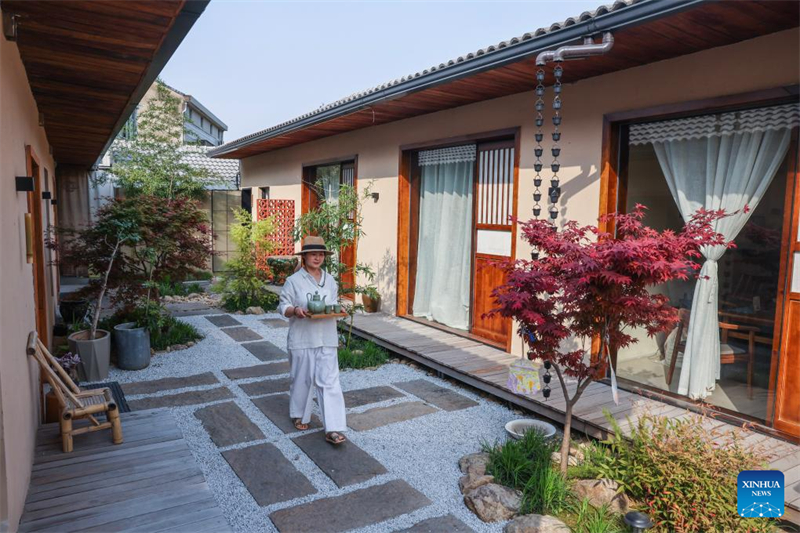 ?να? τεχν?τη? του τσαγιο? σερβ?ρει τσ?ι στου? επισκ?πτε? σε ?ναν ειδικ? διαμορφωμ?νο χ?ρο τσαγιο? στον δημ?σιο πολιτιστικ? χ?ρο Shijiashan τη? Κοιν?τητα? Shishan, στην π?λη Τσισ?, επαρχ?α Τσετσι?νγκ, ανατολικ? Κ?να, 9 Απριλ?ου 2025. (Φωτογραφ?α / Xinhua)