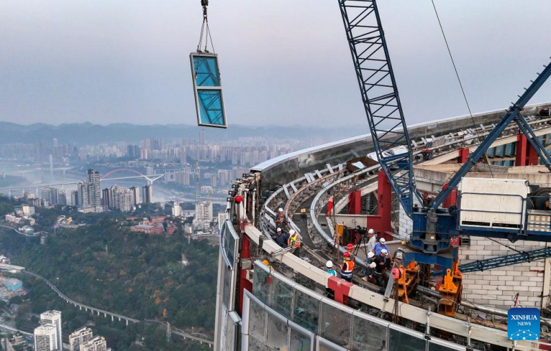 Αεροφωτογραφ?α απ? drone, τραβηγμ?νη στι? 9 Απριλ?ου 2025, δε?χνει τι? εργασ?ε? κατασκευ?? τη? πρ?σοψη? τ?που ?κουρτ?να?? στο Διεθν?? Κ?ντρο Ξηρ?? και Θ?λασσα?, στο Τσονγκτσ?νγκ, στη νοτιοδυτικ? Κ?να. 