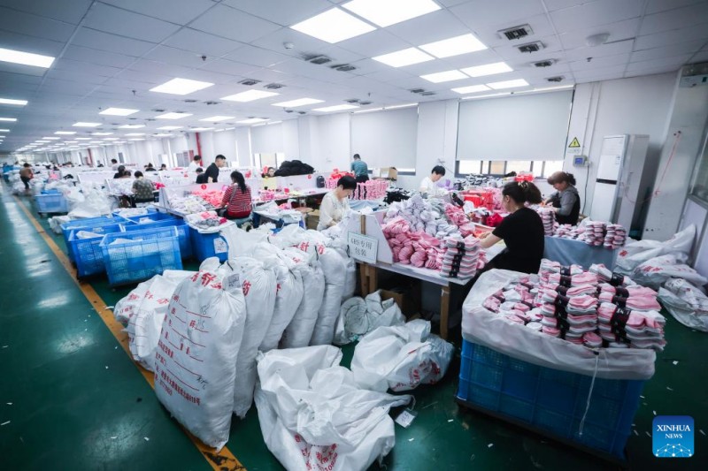 Οι επιχειρ?σει? παραγωγ?? καλτσ?ν στην Τζετζι?νγκ τη? Κ?να? παρουσι?ζουν σταθερ? πρ?οδο