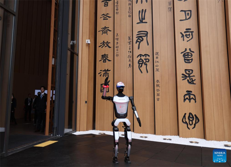 ?νοιξε στου? επισκ?πτε? το περ?πτερο τη? Κ?να? στην ?κθεση τη? Οσ?κα