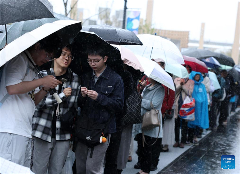 Επισκ?πτε? σχηματ?ζουν ουρ? για να εισ?λθουν στο Περ?πτερο τη? Κ?να? στην ?κθεση τη? Οσ?κα στην Οσ?κα τη? Ιαπων?α?, στι? 13 Απριλ?ου 2025. (Φωτογραφ?α / Xinhua)