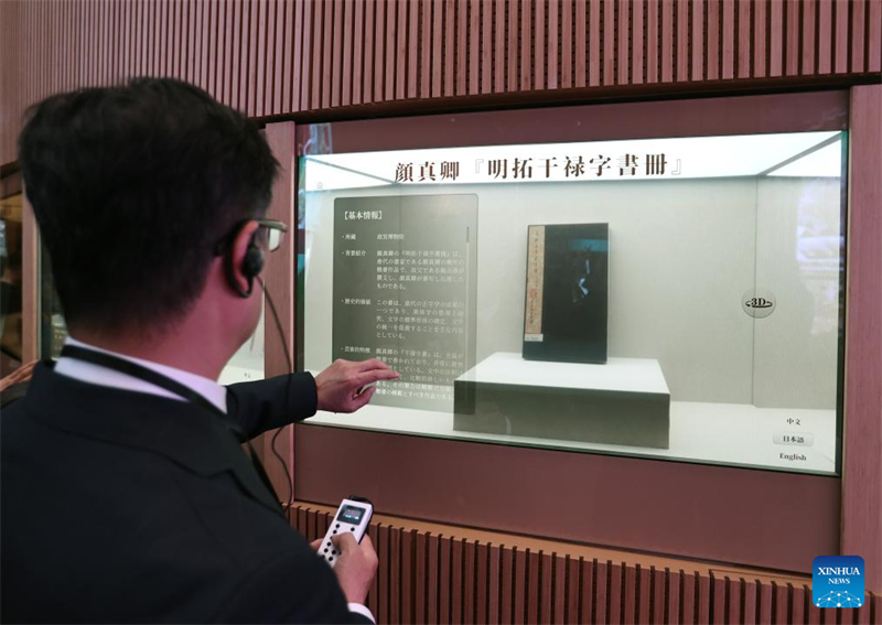 ?νοιξε στου? επισκ?πτε? το περ?πτερο τη? Κ?να? στην ?κθεση τη? Οσ?κα