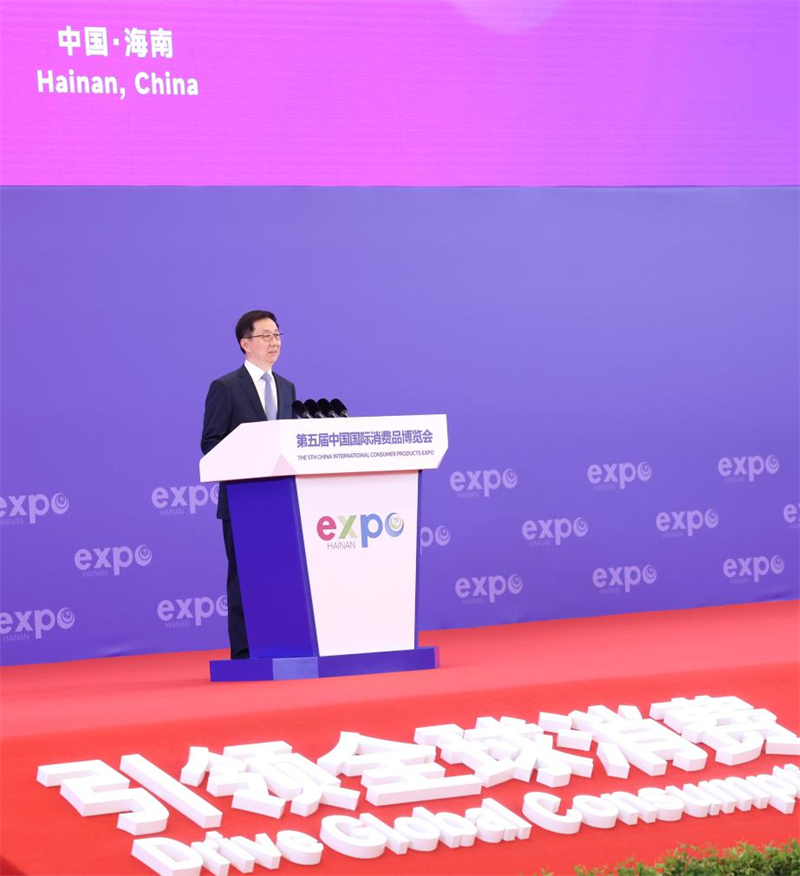 Ο Αντιπρ?εδρο? τη? Κ?να?, Χαν Ζενγκ, κατ? τη συμμετοχ? του στην εκδ?λωση ?ναρξη? τη? 5η? Διεθνο?? ?κθεση? Καταναλωτικ?ν Προ??ντων τη? Κ?να? και τη? σειρ?? "Αγορ?? στην Κ?να" στο Χα?κ?ου, την πρωτε?ουσα τη? επαρχ?α? Χα?ν?ν στη ν?τια Κ?να, στι? 13 Απριλ?ου 2025. (Φωτογραφ?α / Xinhua)
