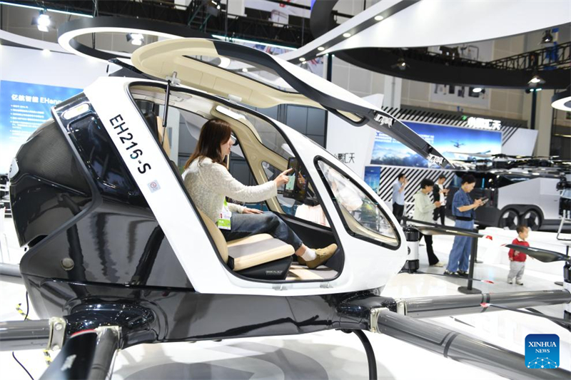 ?να? επισκ?πτη? δοκιμ?ζει ?να drone μεταφορ?? επιβατ?ν στο περ?πτερο τη? EHang κατ? την 5η Διεθν? ?κθεση Καταναλωτικ?ν Προ??ντων τη? Κ?να? (CICPE) στο Χα?κο?, στην επαρχ?α Χα?ν?ν τη? ν?τια? Κ?να?, στι? 15 Απριλ?ου 2025. (Φωτογραφ?α / Xinhua)