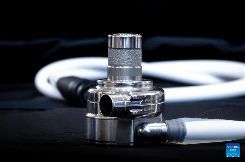 Φωτογραφ?α που τραβ?χτηκε στι? 14 Απριλ?ου 2025, η οπο?α δε?χνει την μαγνητικ? ανυψωμ?νη συσκευ? βηματικ?? καρδιακ?? υποστ?ριξη? που ?χει σχεδιαστε? για παιδι? στην Ουχ?ν, στην κεντρικ? Κ?να, στην επαρχ?α Χουμπ?ι. (Φωτογραφ?α / Xinhua)