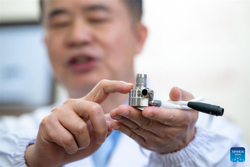 ?να? γιατρ?? ελ?γχει την κατ?σταση του αγοριο? που ?λαβε τη μαγνητικ? ανυψωμ?νη συσκευ? βηματικ?? καρδιακ?? υποστ?ριξη? κατ? τη δι?ρκεια τη? επ?μβαση? εμφ?τευση? στην Ουχ?ν, στην κεντρικ? Κ?να, στην επαρχ?α Χουμπ?ι, 14 Απριλ?ου 2025. (Φωτογραφ?α / Xinhua)