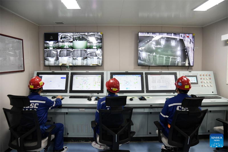 ?ξυπνο πλωτ? ιχθυοτροφε?ο βαθ?ων υδ?των παραδ?θηκε για χρ?ση στο Τσινγκντ?ο τη? Κ?να?