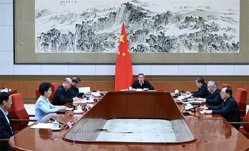 Ο Πρωθυπουργ?? τη? Κ?να?, Λι Τσιανγκ, προεδρε?ει σε συνεδρ?α μελ?τη? του Κρατικο? Συμβουλ?ου στι? 17 Απριλ?ου 2025. (Φωτογραφ?α / Xinhua)