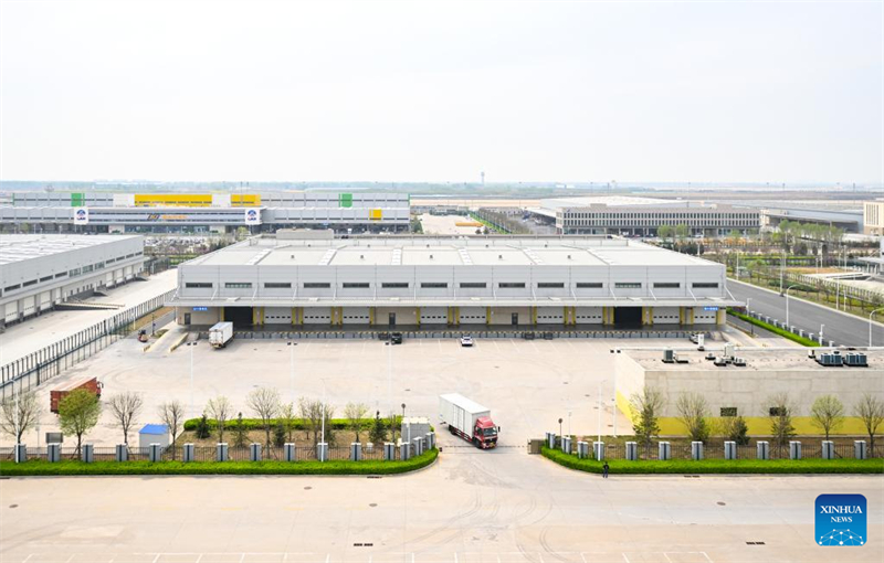 Αυτ? η φωτογραφ?α, τραβηγμ?νη στι? 9 Απριλ?ου 2025, δε?χνει το τελωνειακ? κ?ντρο επιθε?ρηση? που συνδ?εται με τη συνολικ? ζ?νη επιδ?σμευση? του Διεθνο?? Αεροδρομ?ου Daxing του Πεκ?νου, στο Πεκ?νο. (Φωτογραφ?α / Xinhua)