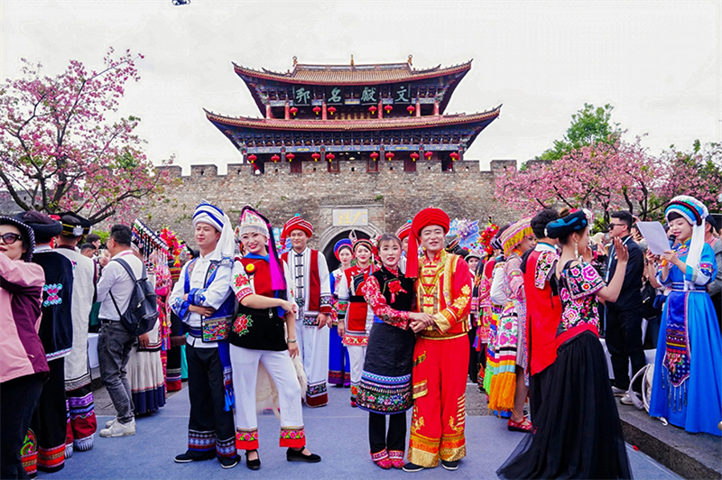 Επ?δειξη εθνοτικ?? μ?δα? στο Νταλ?, στη νοτιοδυτικ? επαρχ?α Γιουν?ν τη? Κ?να?