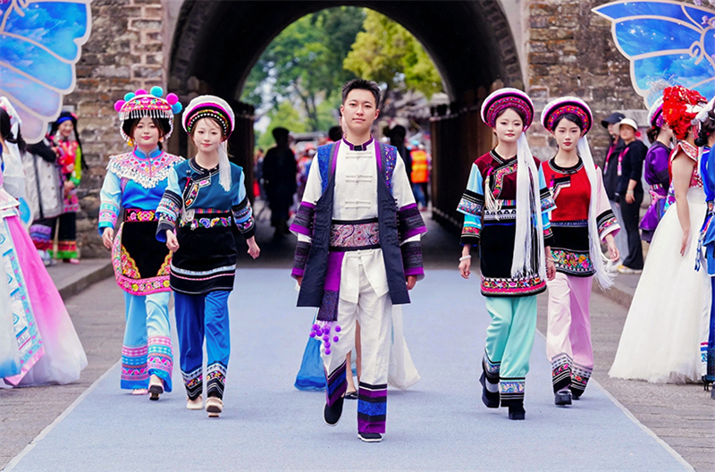 Επ?δειξη εθνοτικ?? μ?δα? στο Νταλ?, στη νοτιοδυτικ? επαρχ?α Γιουν?ν τη? Κ?να?