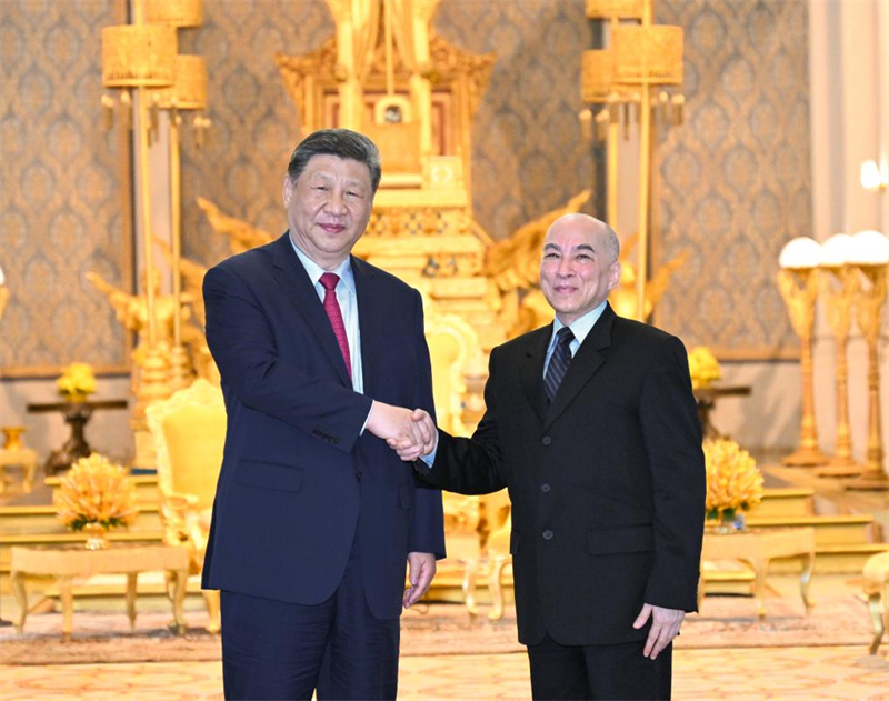 Ο Κιν?ζο? Πρ?εδρο? Σι Τζινπ?νγκ συναντ? τον Βασιλι? τη? Καμπ?τζη? Νοροντ?μ Σιχαμ?νι στο Βασιλικ? Παλ?τι στην Πνομ Πενχ τη? Καμπ?τζη?, 17 Απριλ?ου 2025. /Xinhua