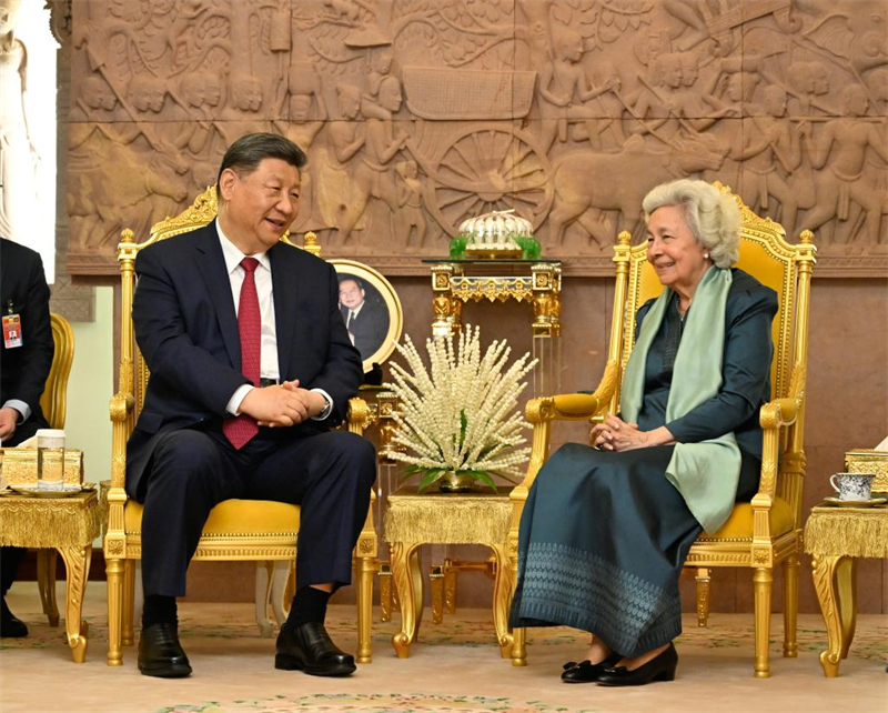 Ο Κιν?ζο? Πρ?εδρο? Σι Τζινπ?νγκ συναντ? τη Βασ?λισσα Μητ?ρα τη? Καμπ?τζη? Norodom Monineath Sihanouk στο Βασιλικ? Παλ?τι στην Πνομ Πενχ τη? Καμπ?τζη?, 17 Απριλ?ου 2025. /Xinhua