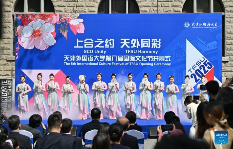 Μια παρ?σταση παρουσι?ζεται κατ? τη δι?ρκεια του 8ου Διεθνο?? Φεστιβ?λ Πολιτισμο? του Πανεπιστημ?ου Ξ?νων Γλωσσ?ν τη? Τι?ντζιν, στη β?ρεια Κ?να, στι? 20 Απριλ?ου 2025.