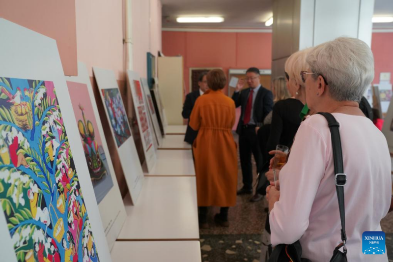 Επισκ?πτε? παρατηρο?ν ?ργα τ?χνη? σε ?κθεση κινεζικ?? λα?κ?? τ?χνη? στο Σαρ?γεβο, Βοσν?α-Ερζεγοβ?νη, στι? 19 Απριλ?ου 2025.