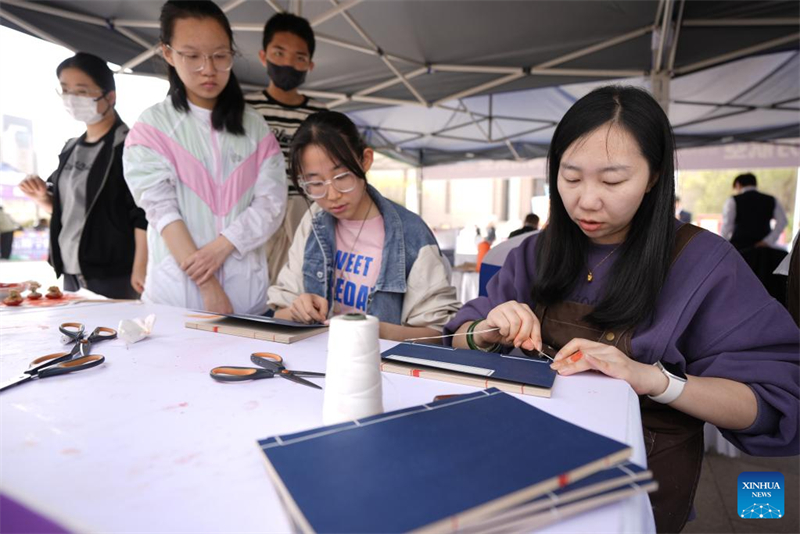 Δημ?σια εκδ?λωση αν?γνωση? βιβλ?ων στη Γιντσου?ν, στην Αυτ?νομη Περιοχ? Νινγκσ?α τη? Κ?να?