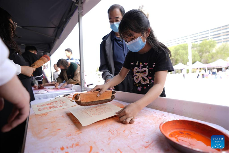 Δημ?σια εκδ?λωση αν?γνωση? βιβλ?ων στη Γιντσου?ν, στην Αυτ?νομη Περιοχ? Νινγκσ?α τη? Κ?να?