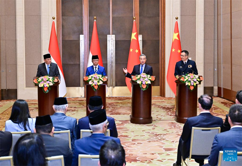 Ο Γου?νγκ Γι, μ?λο? του Πολιτικο? Γραφε?ου τη? Κεντρικ?? Επιτροπ?? του Κομμουνιστικο? Κ?μματο? τη? Κ?να? και Υπουργ?? Εξωτερικ?ν, μιλ? σε συν?ντευξη Τ?που, στην οπο?α συμμετε?χαν απ? κοινο? ο Υπουργ?? ?μυνα? τη? Κ?να? Ντονγκ Τζουν, ο Υπουργ?? Εξωτερικ?ν τη? Ινδονησ?α? Σουγκι?νο και ο Υπουργ?? ?μυνα? τη? Ινδονησ?α? Σιαφρ? Στζ?μσοεντ?ν, μετ? την Πρ?τη Υπουργικ? Συν?ντηση του Κοινο? Διαλ?γου Υπουργ?ν Εξωτερικ?ν και ?μυνα? Κ?να?-Ινδονησ?α?, στο Πεκ?νο, πρωτε?ουσα τη? Κ?να?, στι? 21 Απριλ?ου 2025. Τη συν?ντηση συνδιοργ?νωσαν οι τ?σσερι? υπουργο? την ?δια ημ?ρα, Δευτ?ρα, στο Πεκ?νο. (Φωτογραφ?α / Xinhua)