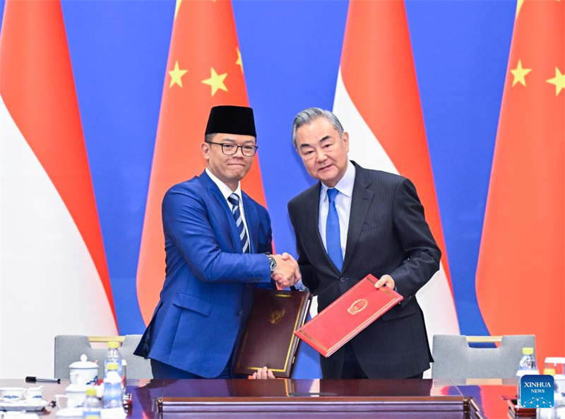 Ο Γου?νγκ Γι, μ?λο? του Πολιτικο? Γραφε?ου τη? Κεντρικ?? Επιτροπ?? του Κομμουνιστικο? Κ?μματο? τη? Κ?να? και Υπουργ?? Εξωτερικ?ν, και ο Υπουργ?? Εξωτερικ?ν τη? Ινδονησ?α? Σουγκι?νο υπογρ?φουν μνημ?νιο καταν?ηση? για την καθι?ρωση εν?? μηχανισμο? συνολικο? στρατηγικο? διαλ?γου μεταξ? των κυβερν?σεων τη? Κ?να? και τη? Ινδονησ?α?, μετ? την Πρ?τη Υπουργικ? Συν?ντηση του Κοινο? Διαλ?γου Υπουργ?ν Εξωτερικ?ν και ?μυνα? Κ?να?-Ινδονησ?α?, που πραγματοποι?θηκε στο Πεκ?νο, πρωτε?ουσα τη? Κ?να?, στι? 21 Απριλ?ου 2025. Ο Γου?νγκ και ο Κιν?ζο? Υπουργ?? ?μυνα? Ντονγκ Τζουν προ?δρευσαν τη? συν?ντηση? μαζ? με τον Σουγκι?νο και τον Ινδον?σιο Υπουργ? ?μυνα? Σιαφρ? Στζ?μσοεντ?ν, τη Δευτ?ρα, στο Πεκ?νο. (Φωτογραφ?α / Xinhua)