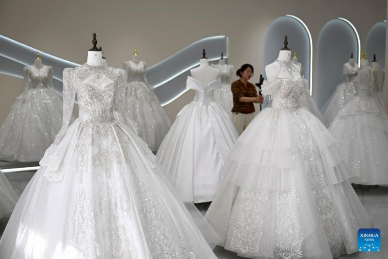 Η Βιομηχαν?α Νυφικ?ν στην Dingji, Επαρχ?α Anhui: Μια Ματι? στην Αν?πτυξ? τη?