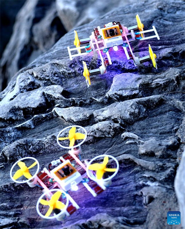 Η φωτογραφ?α, τραβηγμ?νη στι? 2 Ιανουαρ?ου 2025, παρουσι?ζει αυτ?νομα μικρορομπ?τ εδ?φου?-α?ρο? που αναπτ?χθηκαν απ? ερευνητικ? ομ?δα του Πανεπιστημ?ου Tsinghua, στο Πεκ?νο, πρωτε?ουσα τη? Κ?να?. (Φωτογραφ?α / Xinhua Μ?σω του Πανεπιστημ?ου Tsinghua)