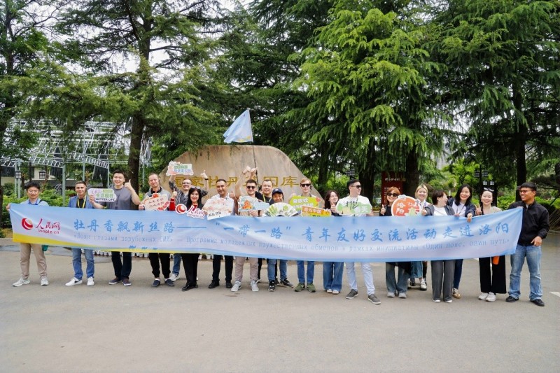 Στι? 21 Απριλ?ου, η Δρ?ση Νεανικ?? Φιλικ?? Ανταλλαγ?? ?Μ?α ζ?νη, ?να? δρ?μο?? τη? People's Daily Online ?φτασε στο Λουογι?νγκ. Οι δημοσιογρ?φοι επισκ?φθηκαν τον Εθνικ? Κ?πο Παι?νια? στο Λουογι?νγκ ?που οι παι?νιε? βρ?σκονται σε πλ?ρη ?νθιση στον Εθνικ? Κ?πο Παι?νια? του Λουογι?νγκ.(Φωτογραφ?α/People's Daily Online)