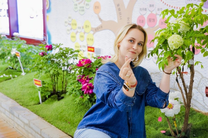 Το Λουογι?νγκ υποδ?χεται ν?ου? δημοσιογρ?φου? απ? την Ευρασ?α με ?ρωμα παι?νια?