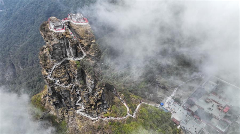 Αεροφωτογραφ?α με drone που τραβ?χτηκε στι? 25 Φεβρουαρ?ου 2025 δε?χνει το τοπ?ο του ?ρου? Φαντζ?νγκ στην π?λη Τονγκρ?ν, στην επαρχ?α Γκουε?τζ?ου, νοτιοδυτικ? Κ?να. (Φωτογραφ?α / Xinhua)