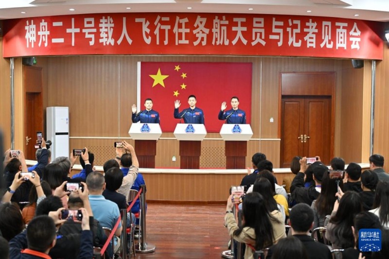 Οι Κιν?ζοι αστρονα?τε? Τσεν Ντονγκ (κ?ντρο), Τσεν Τζονγκρο?ι (δεξι?) και Γου?νγκ Τζι? βρ?σκονται στην σ?ντευξη Τ?που στο Κ?ντρο Εκτ?ξευση? Δορυφ?ρου Τζιουτσου?ν, στι? 23 Απριλ?ου.