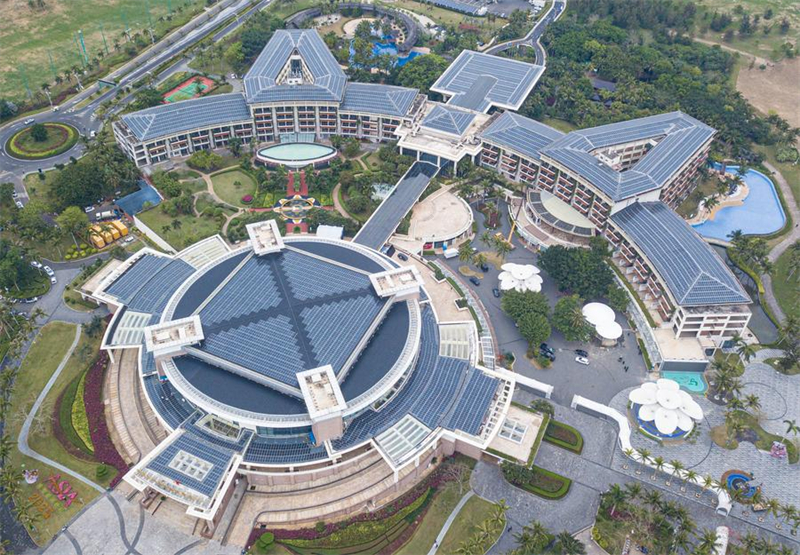 Ενα?ρια φωτογραφ?α που τραβ?χτηκε στι? 16 Μαρτ?ου 2025 δε?χνει φωτοβολτα?κ? συστ?ματα στην οροφ? του Διεθνο?? Συνεδριακο? Κ?ντρου και ξενοδοχε?ου του Φ?ρουμ Μπο?ο για την Ασ?α, στη ζ?νη επ?δειξη? μηδενικο? ?νθρακα στο Μπο?ο, Χα?ν?ν. (Φωτογραφ?α / Xinhua)