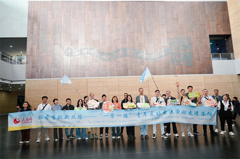 Δημοσιογρ?φοι απ? την Ευρασ?α επισκ?πτονται το Μουσε?ο του Αρχαιολογικο? Χ?ρου Erlitou Xiadu για να αφουγκραστο?ν την