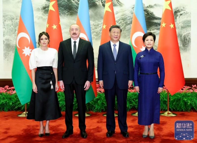 Ο Σι ?χει συνομιλ?ε? με τον Πρ?εδρο του Αζερμπα?τζ?ν