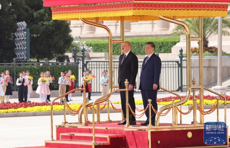 Ο Σι ?χει συνομιλ?ε? με τον Πρ?εδρο του Αζερμπα?τζ?ν