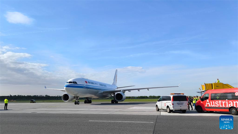 Δ?ο γιγαντια?α π?ντα απ? την Κ?να ?φτασαν στο αεροδρ?μιο τη? Βι?ννη? στην Αυστρ?α