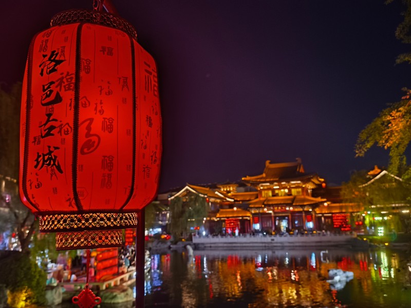 Τουρ?στε? επισκ?πτονται τα τοπικ? αξιοθ?ατα. (Φωτογραφ?α/People's Daily Online)