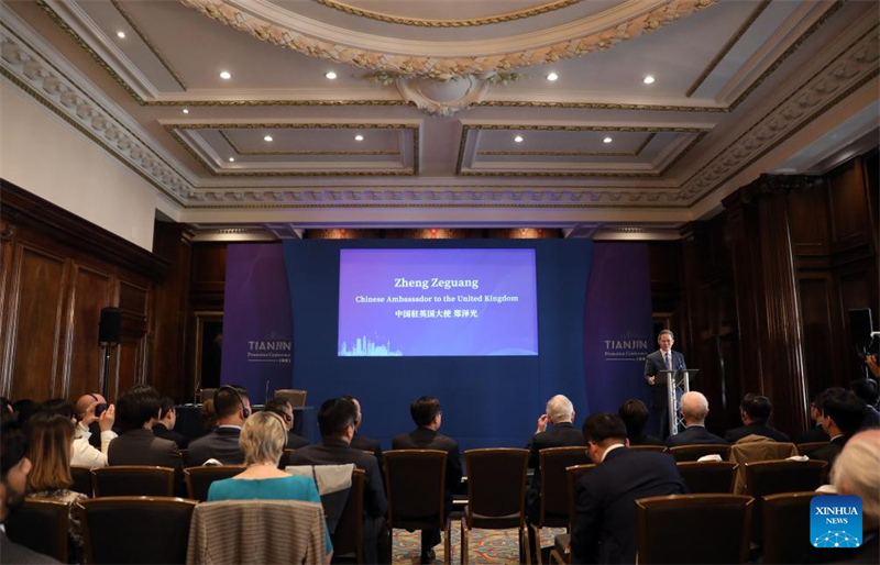 Ο Πρ?σβη? τη? Κ?να? στο Ηνωμ?νο Βασ?λειο, Τζενγκ Ζεγκου?νγκ (π?σω), εκφωνε? ομιλ?α σε επενδυτικ? και επιχειρηματικ? εκδ?λωση για την προ?θηση τη? β?ρεια? κινεζικ?? π?λη?-λιμ?να Τιαντζ?ν, που πραγματοποι?θηκε στο Λονδ?νο, Ηνωμ?νο Βασ?λειο, στι? 24 Απριλ?ου 2025. Η σταθερ? αντ?θεση τη? Κ?να? και τα αντ?μετρα απ?ναντι στου? λεγ?μενου? ?ανταποδοτικο?? δασμο??? των Ηνωμ?νων Πολιτει?ν αποσκοπο?ν ?χι μ?νο στην προστασ?α των εθνικ?ν τη? συμφερ?ντων, αλλ? και στην υπερ?σπιση του πολυμερο?? εμπορικο? συστ?ματο? και τη? διεθνο?? δικαιοσ?νη?, δ?λωσε την Π?μπτη ο πρ?σβη?. (Φωτογραφ?α / Xinhua)