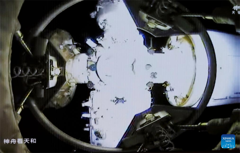 Η εικ?να αυτ?, που ελ?φθη στο Κ?ντρο Ελ?γχου Διαστ?ματο? του Πεκ?νου στι? 24 Απριλ?ου 2025, δε?χνει το επανδρωμ?νο διαστημ?πλοιο Shenzhou-20 να συνδ?εται με το κεντρικ? μοντ?λο Tianhe του διαστημικο? σταθμο?. (Φωτογραφ?α / Xinhua)