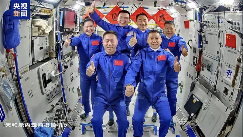 Αυτ? η εικ?να που τραβ?χτηκε στο Κ?ντρο Ελ?γχου Αεροδιαστημικ?? του Πεκ?νου δε?χνει μια ομαδικ? φωτογραφ?α του πληρ?ματο? των επανδρωμ?νων διαστημοπλο?ων Σεντζ?ου-19 και Σεντζ?ου-20. (Φωτογραφ?α / Xinhua)