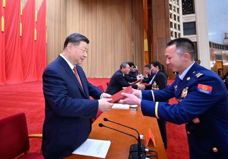 Ο Πρ?εδρο? Σι τον?ζει τη συγκ?ντρωση τη? δ?ναμη? τη? εργατικ?? τ?ξη? για την αναζωογ?νηση του κινεζικο? ?θνου?