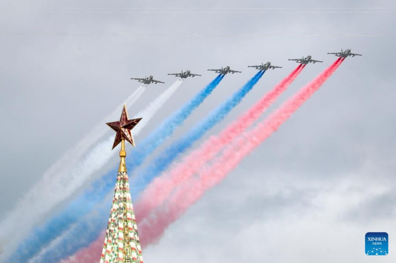 Αεροσκ?φη πετο?ν σε σχηματισμ? π?νω απ? την Κ?κκινη Πλατε?α κατ? τη δι?ρκεια πρ?βα? για τη στρατιωτικ? παρ?λαση τη? Ημ?ρα? τη? Ν?κη?, η οπο?α σηματοδοτε? την 80? επ?τειο απ? τη Ν?κη στον Μεγ?λο Πατριωτικ? Π?λεμο, στη Μ?σχα, Ρωσ?α, στι? 5 Μα?ου 2025.