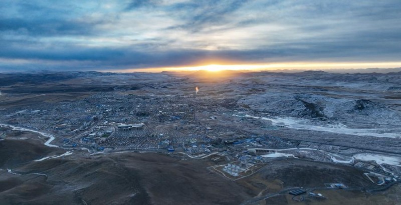 Ενα?ρια φωτογραφ?α με drone, τραβηγμ?νη στι? 12 Φεβρουαρ?ου 2025, δε?χνει πανοραμικ? ?ποψη του κ?ντρου τη? π?λη? Ναγκτσο?, στην Αυτ?νομη Περιοχ? Σιζ?νγκ, νοτιοδυτικ? Κ?να. (Φωτογραφ?α / Xinhua)