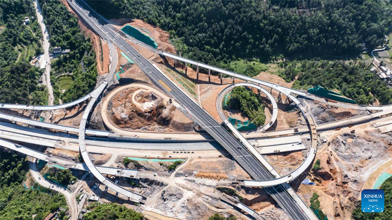 Σε εξ?λιξη η κατασκευ? του αυτοκινητ?δρομου Γκουιγι?νγκ-Πινγκτ?νγκ στην επαρχ?α Γκου?τζο? τη? Κ?να?