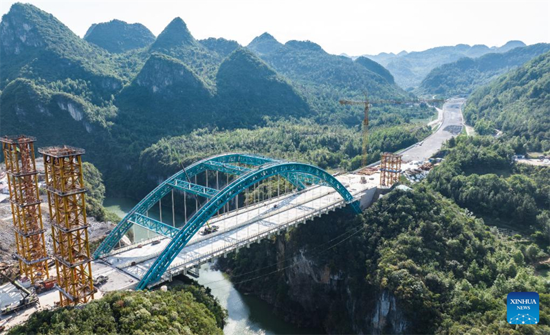 Αεροφωτογραφ?α τραβηγμ?νη με drone στι? 13 Μα?ου 2025 δε?χνει τη γ?φυρα του ποταμο? Λαμ? κατ? μ?κο? του υπ? κατασκευ? αυτοκινητ?δρομου Γκουιγι?νγκ-Πινγκτ?νγκ στη νοτιοδυτικ? επαρχ?α Γκου?τζο? τη? Κ?να?. (Φωτογραφ?α / Xinhua)