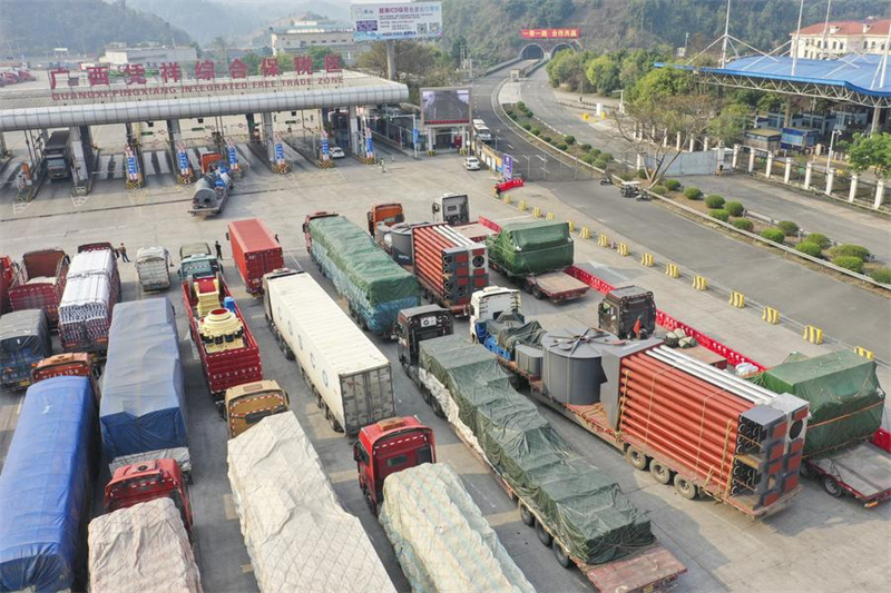 Φωτογραφ?α drone απ? τι? 21 Μαρτ?ου 2025 δε?χνει φορτηγ? με εξοπλισμ? προ? εξαγωγ? στο Βιετν?μ, εντ?? τη? Ζ?νη? Ολοκληρωμ?νου Ελε?θερου Εμπορ?ου Πινγκσι?νγκ, στην Αυτ?νομη Περιοχ? Γκουανγκσ? των Ζου?νγκ, στη ν?τια Κ?να. (Φωτογραφ?α / Xinhua)