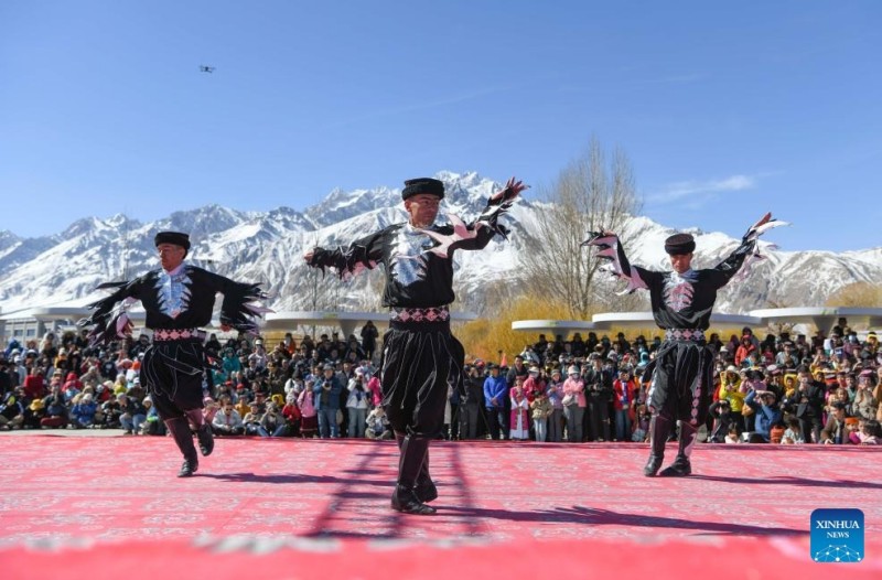 Ηθοποιο? εκτελο?ν ?ναν χορ? αετο?, μια εθνικ? ?υλη πολιτιστικ? κληρονομι?, στην αυτ?νομη κομητε?α Ταξκοργκ?ν Τατζ?κ, στην αυτ?νομη περιφ?ρεια Σιντζι?νγκ Ουιγκο?ρ τη? βορειοδυτικ?? Κ?να?, 22 Μαρτ?ου 2025.