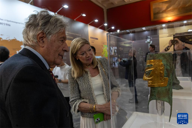 ?νθρωποι επισκ?πτονται την ?κθεση με τ?τλο ?Το Φω? του Χαλκο?: Ο Πολιτισμ?? των Αρχα?ων Σου? στο Μουσε?ο Ν?α? Σμ?ρνη? στην Αθ?να, στι? 13 Μα?ου. (Φωτογραφ?α / Xinhua)