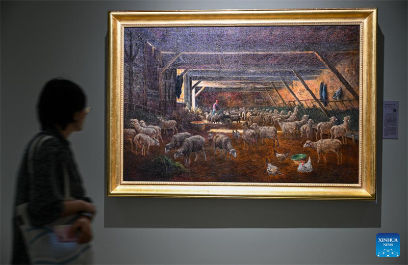 Επισκ?πτε? στην ?κθεση ?Απ? τον Κορ? στον Ιμπρεσιονισμ?: Μια ρ?ουσα παλ?τα? στο Επαρχιακ? Μουσε?ο Χουμπ?ι τη? Γουχ?ν, στην επαρχ?α Χουμπ?ι, στι? 16 Μα?ου του 2025. (Φωτογραφ?α / Xinhua)