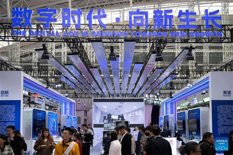 Επισκ?πτε? στην 34η Διεθν? Οικονομικ? και Εμπορικ? ?κθεση Χαρμπ?ν στην π?λη Χαρμπ?ν, πρωτε?ουσα τη? επαρχ?α? Χε?λονγκτζι?νγκ στην βορειοανατολικ? Κ?να, στι? 19 Μα?ου του 2025. (Φωτογραφ?α / Xinhua)