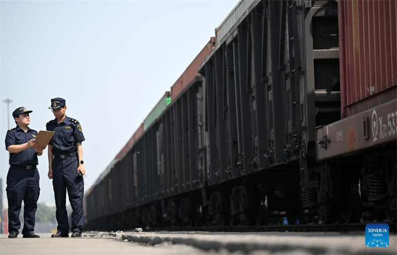 Εμπορευματικ? τρ?νο Κ?να?-Κεντρικ?? Ασ?α? αναχωρε? απ? το λιμ?νι Τιαντζ?ν προ? την Τασκ?νδη